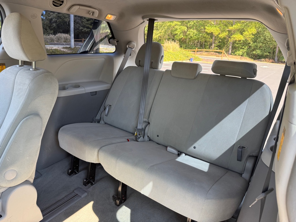 Photo 20 of this TOYOTA SIENNA