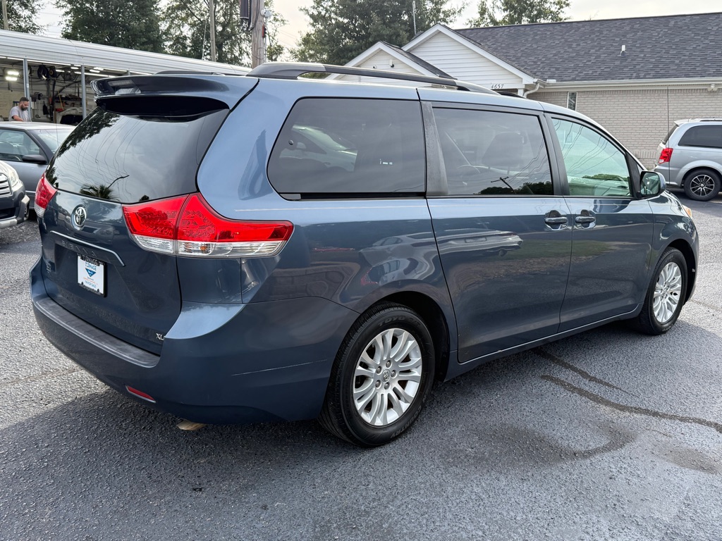 Photo 6 of this TOYOTA SIENNA