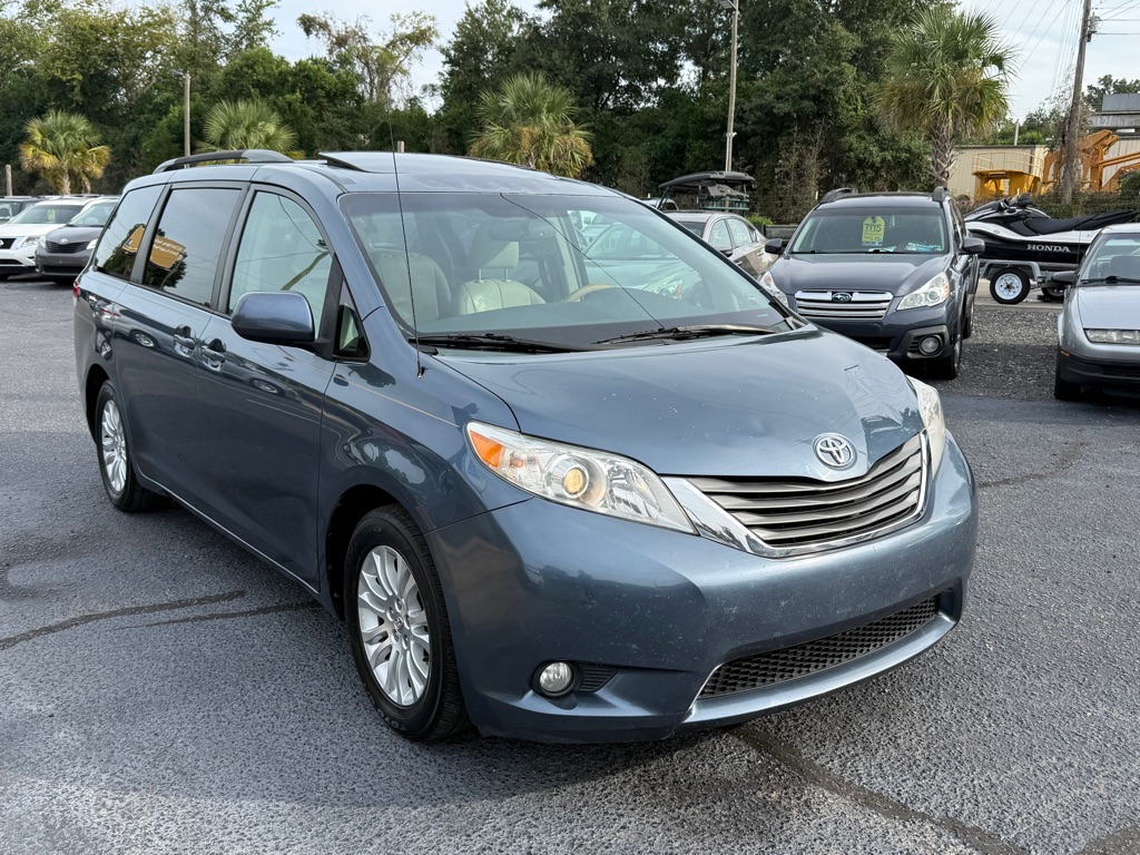 Photo 4 of this TOYOTA SIENNA