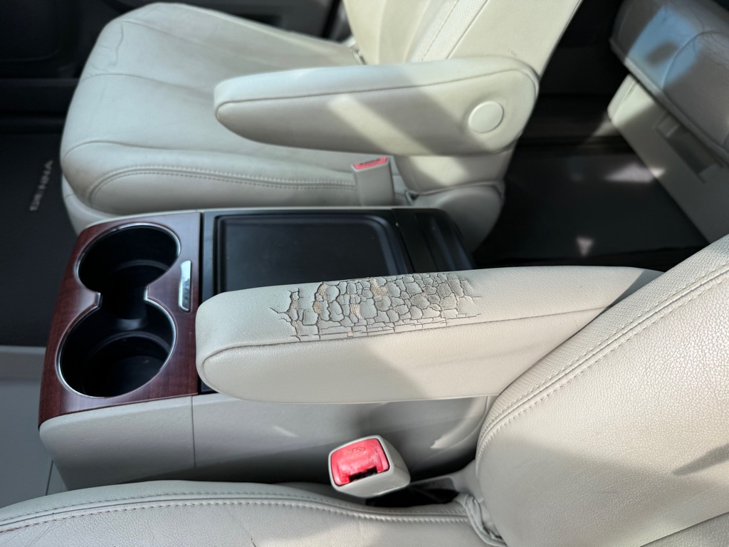 Photo 37 of this TOYOTA SIENNA