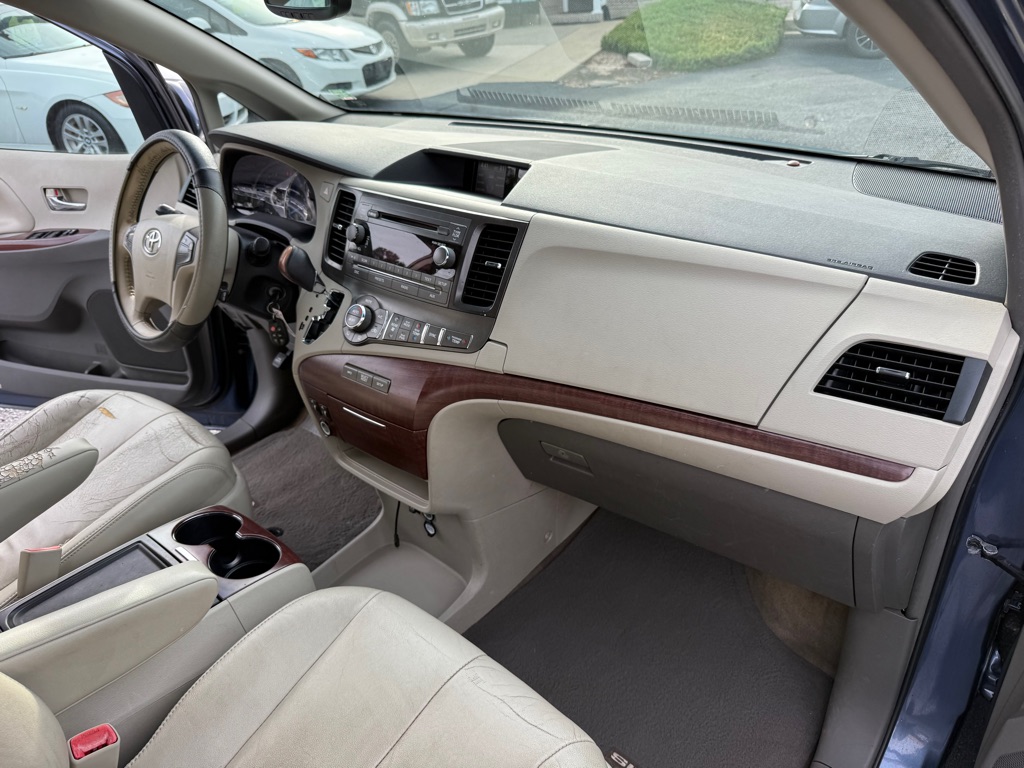 Photo 14 of this TOYOTA SIENNA