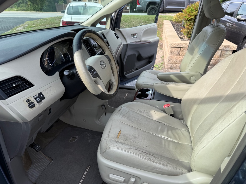Photo 10 of this TOYOTA SIENNA