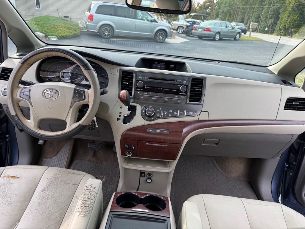Photo 12 of this TOYOTA SIENNA
