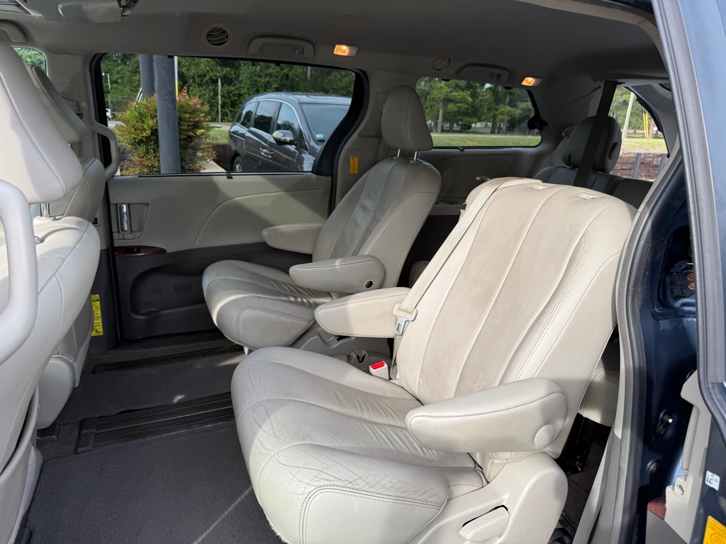 Photo 18 of this TOYOTA SIENNA