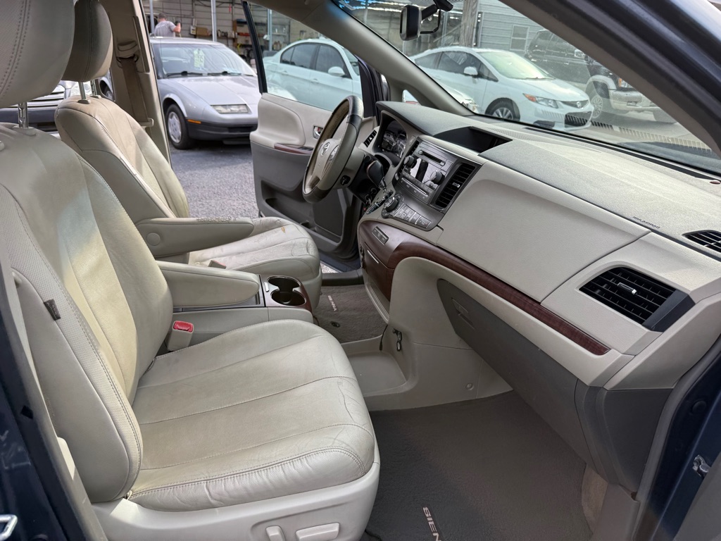 Photo 13 of this TOYOTA SIENNA