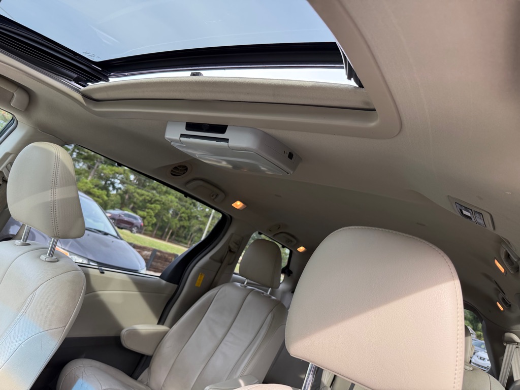 Photo 26 of this TOYOTA SIENNA
