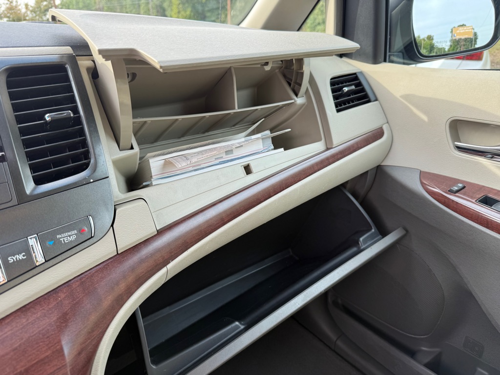Photo 23 of this TOYOTA SIENNA
