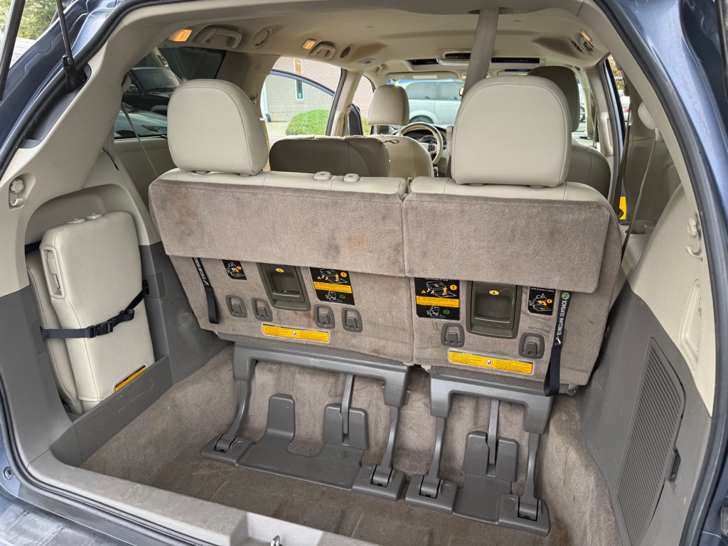Photo 17 of this TOYOTA SIENNA