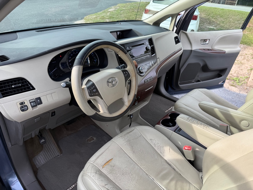 Photo 11 of this TOYOTA SIENNA