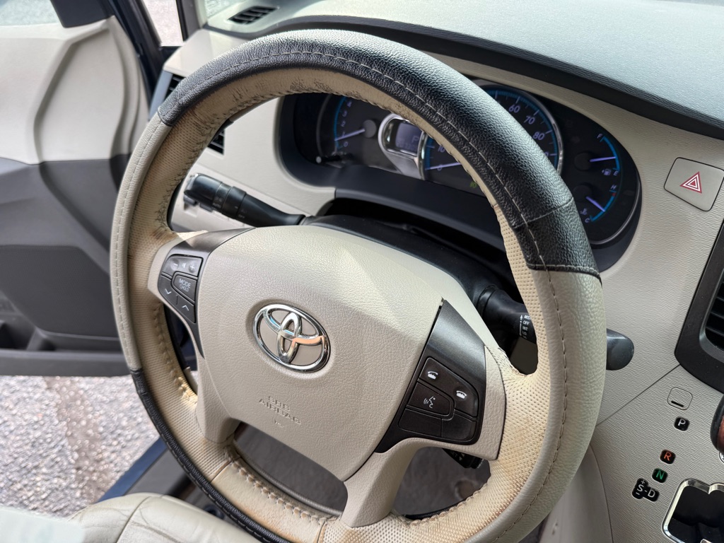 Photo 25 of this TOYOTA SIENNA