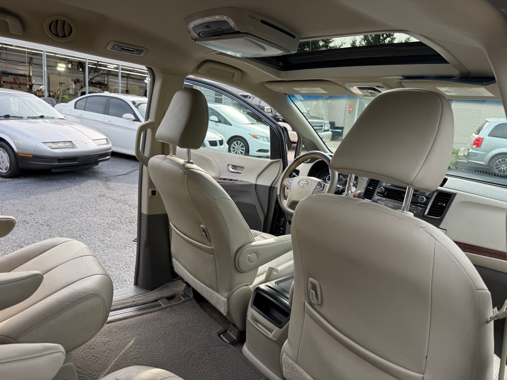 Photo 16 of this TOYOTA SIENNA