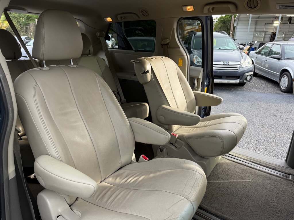Photo 15 of this TOYOTA SIENNA