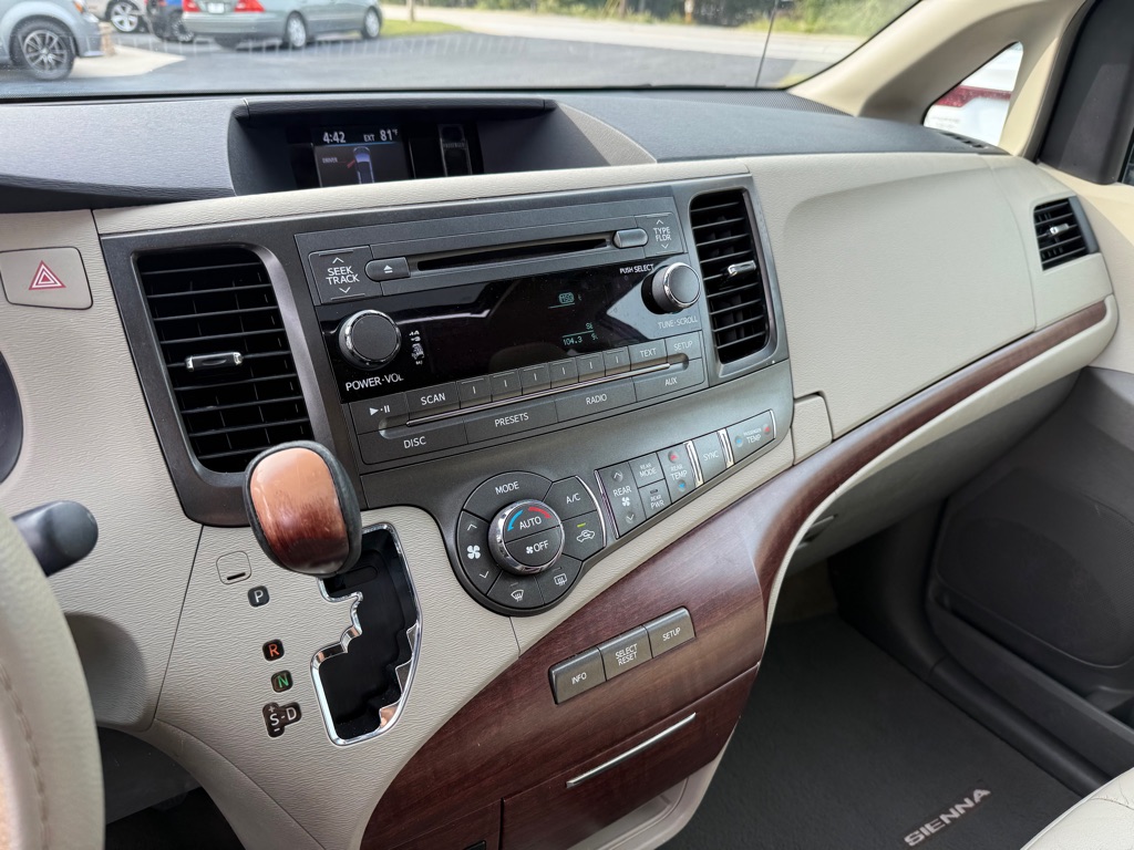 Photo 21 of this TOYOTA SIENNA