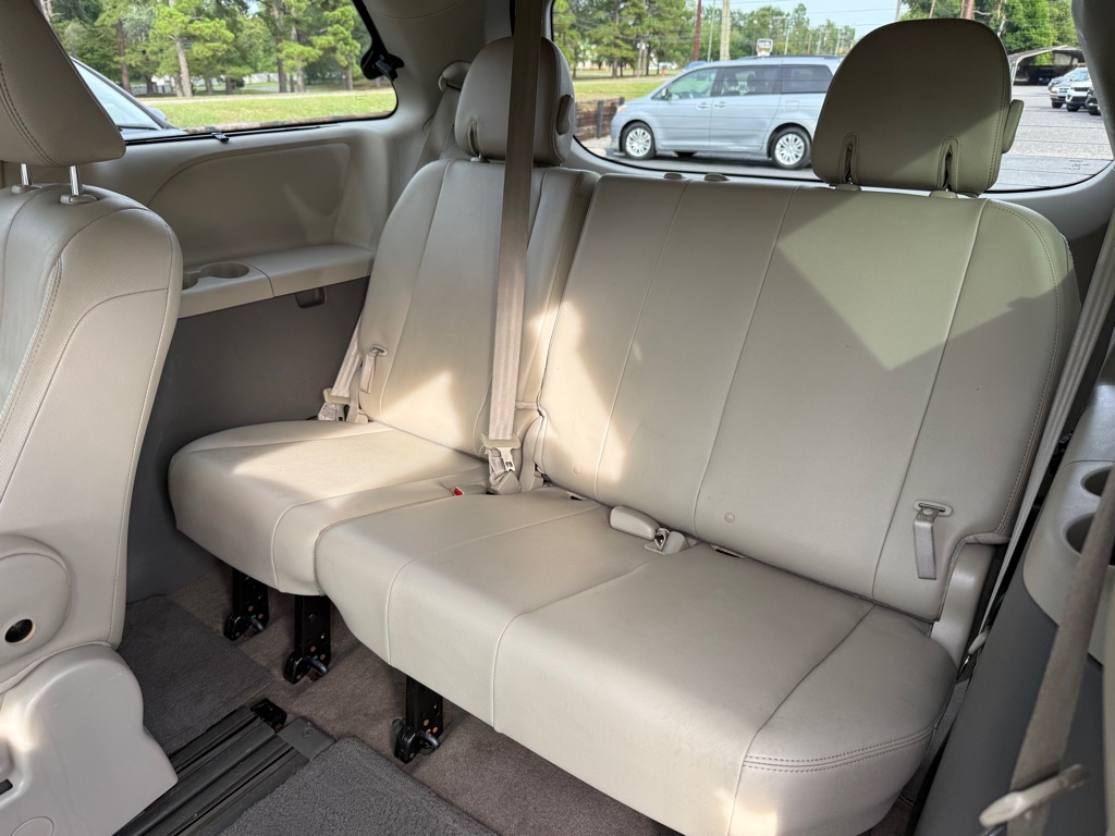 Photo 19 of this TOYOTA SIENNA