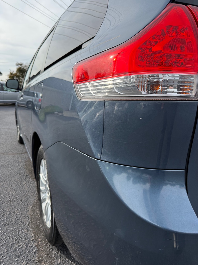 Photo 31 of this TOYOTA SIENNA