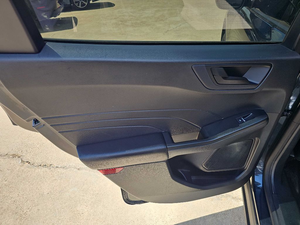 Photo 15 of this FORD ESCAPE