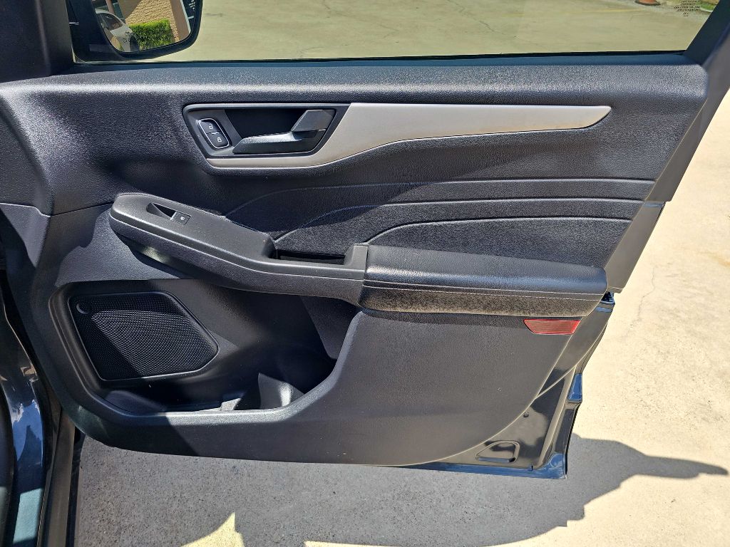 Photo 17 of this FORD ESCAPE