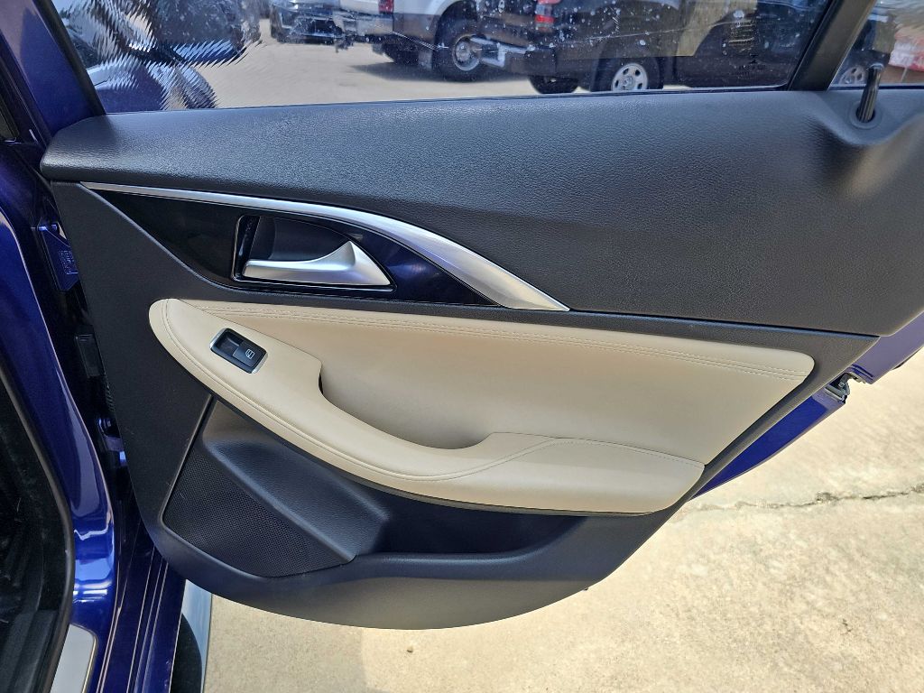 Photo 16 of this INFINITI QX30