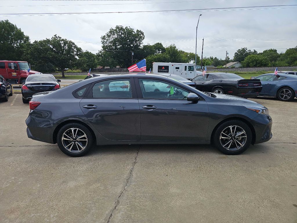 Photo 2 of this KIA FORTE
