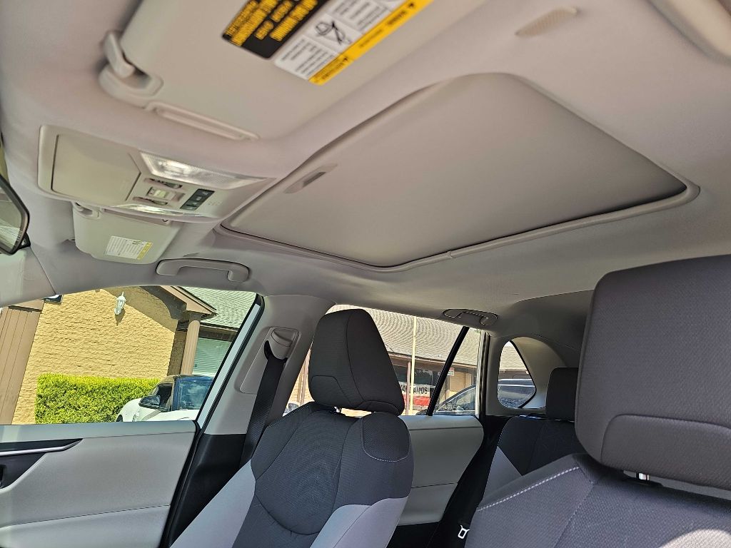 Photo 34 of this TOYOTA RAV4