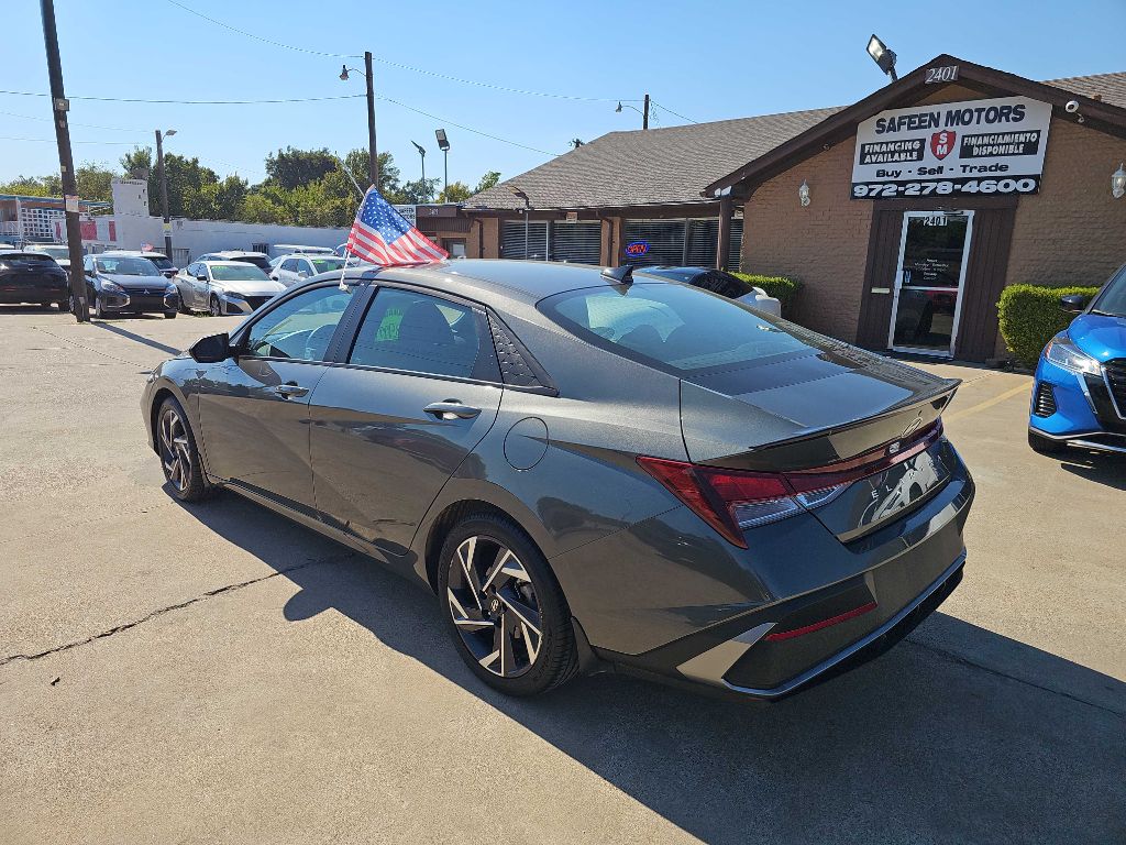 Photo 4 of this HYUNDAI ELANTRA