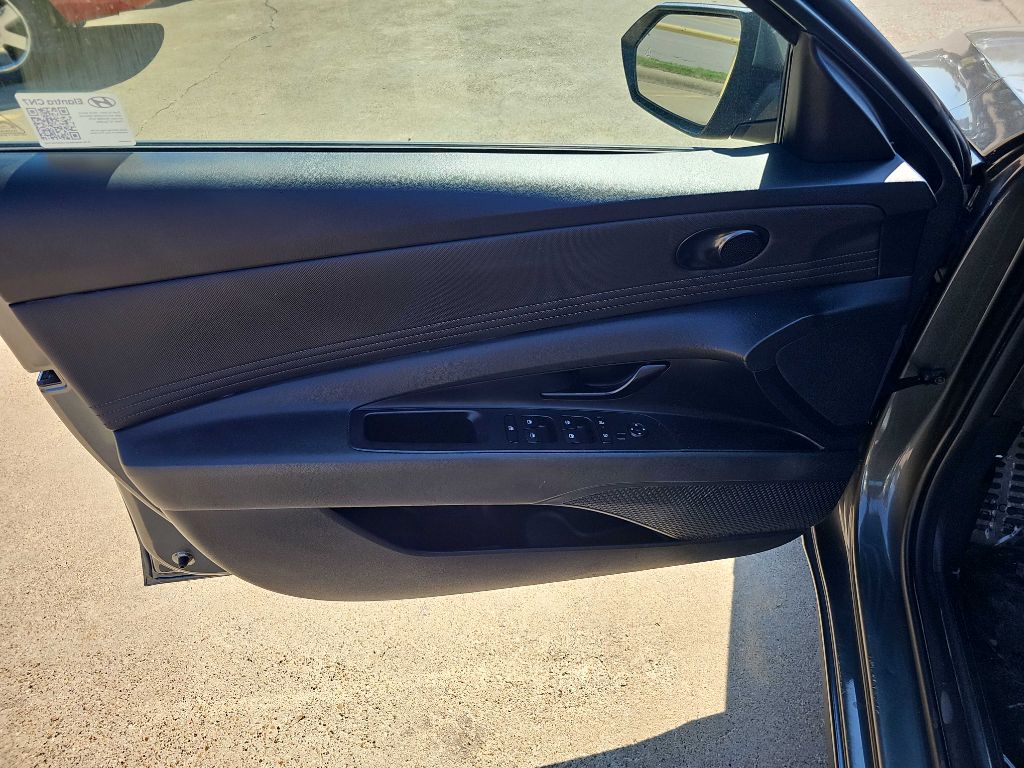 Photo 11 of this HYUNDAI ELANTRA