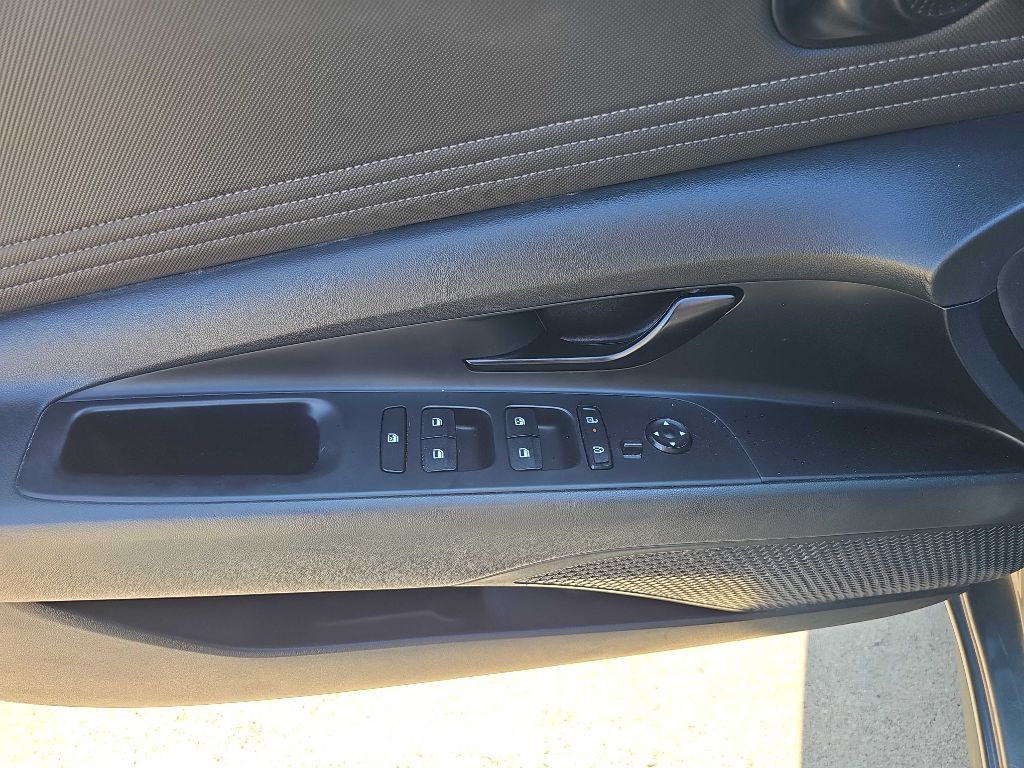 Photo 20 of this HYUNDAI ELANTRA