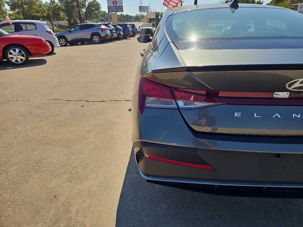 Photo 10 of this HYUNDAI ELANTRA