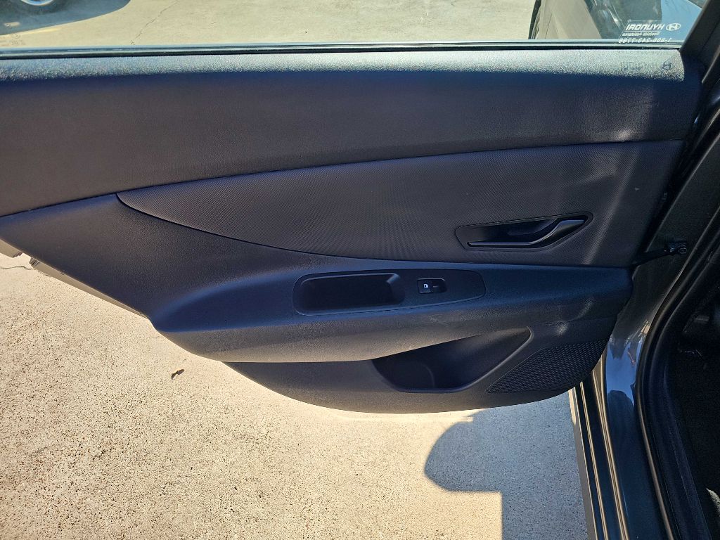 Photo 15 of this HYUNDAI ELANTRA