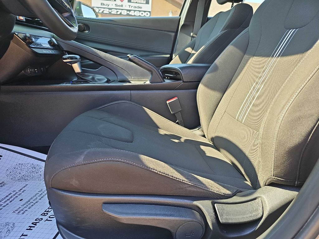Photo 21 of this HYUNDAI ELANTRA