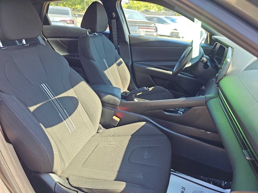 Photo 19 of this HYUNDAI ELANTRA
