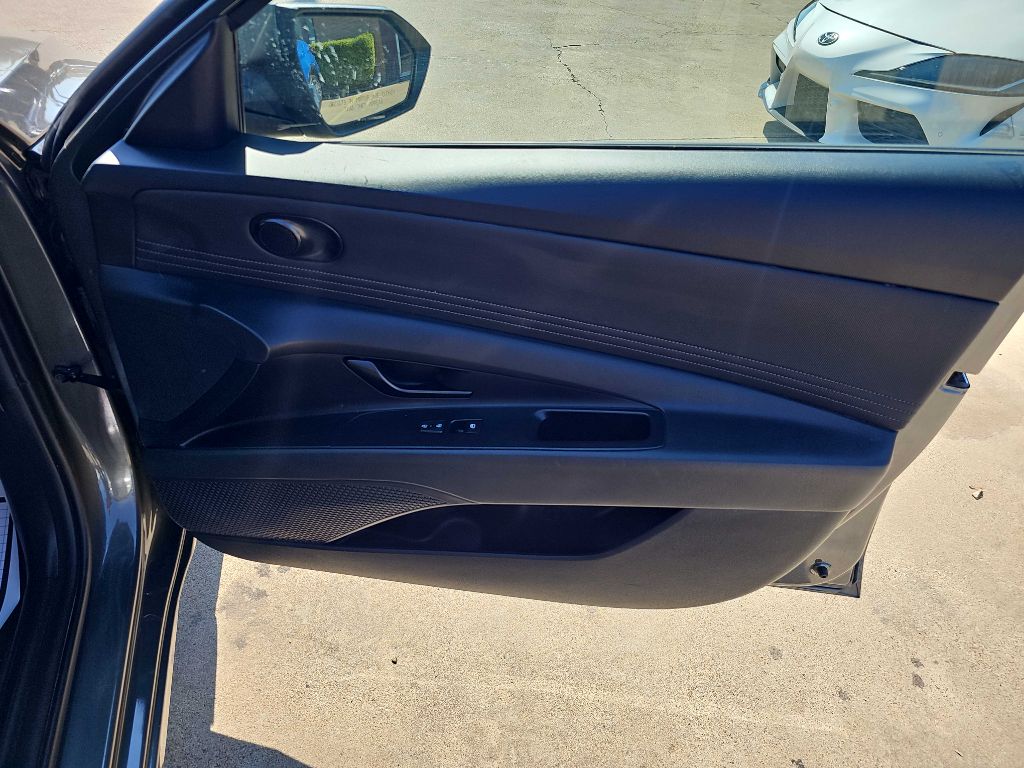 Photo 18 of this HYUNDAI ELANTRA