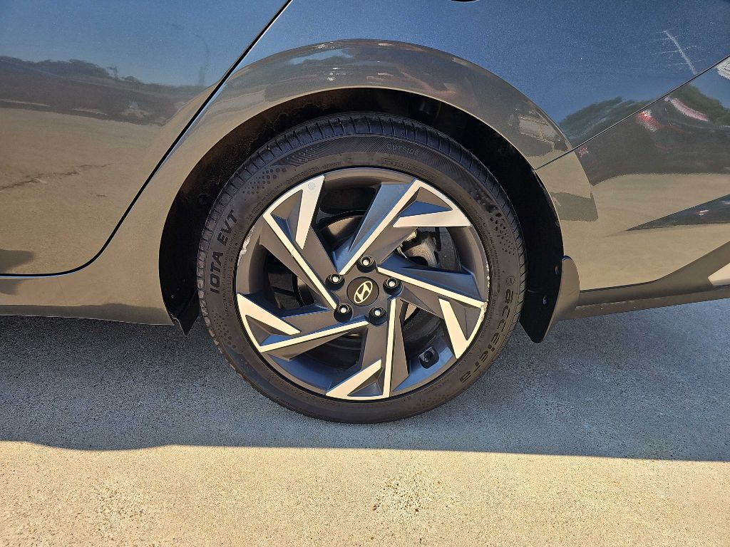 Photo 12 of this HYUNDAI ELANTRA