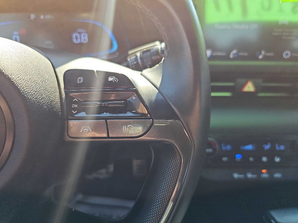 Photo 25 of this HYUNDAI ELANTRA