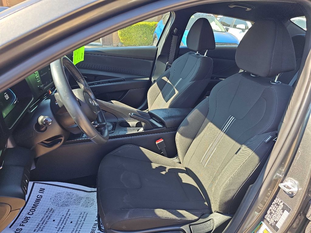 Photo 14 of this HYUNDAI ELANTRA