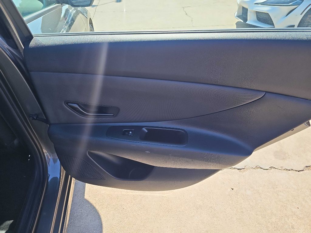 Photo 17 of this HYUNDAI ELANTRA