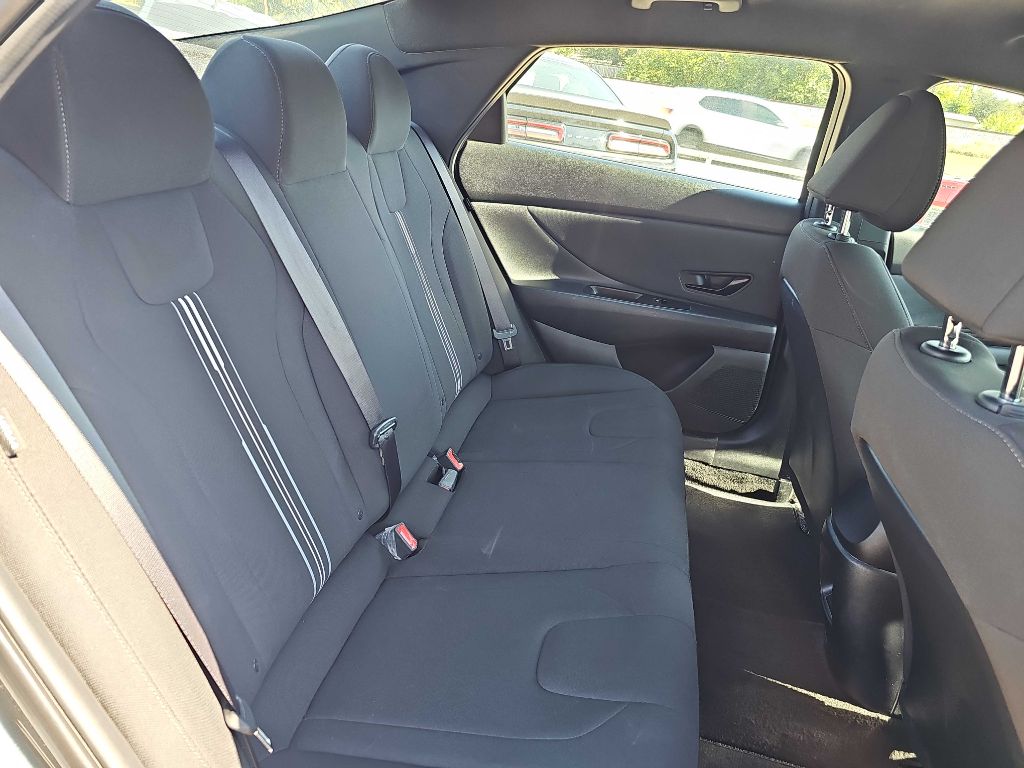 Photo 16 of this HYUNDAI ELANTRA
