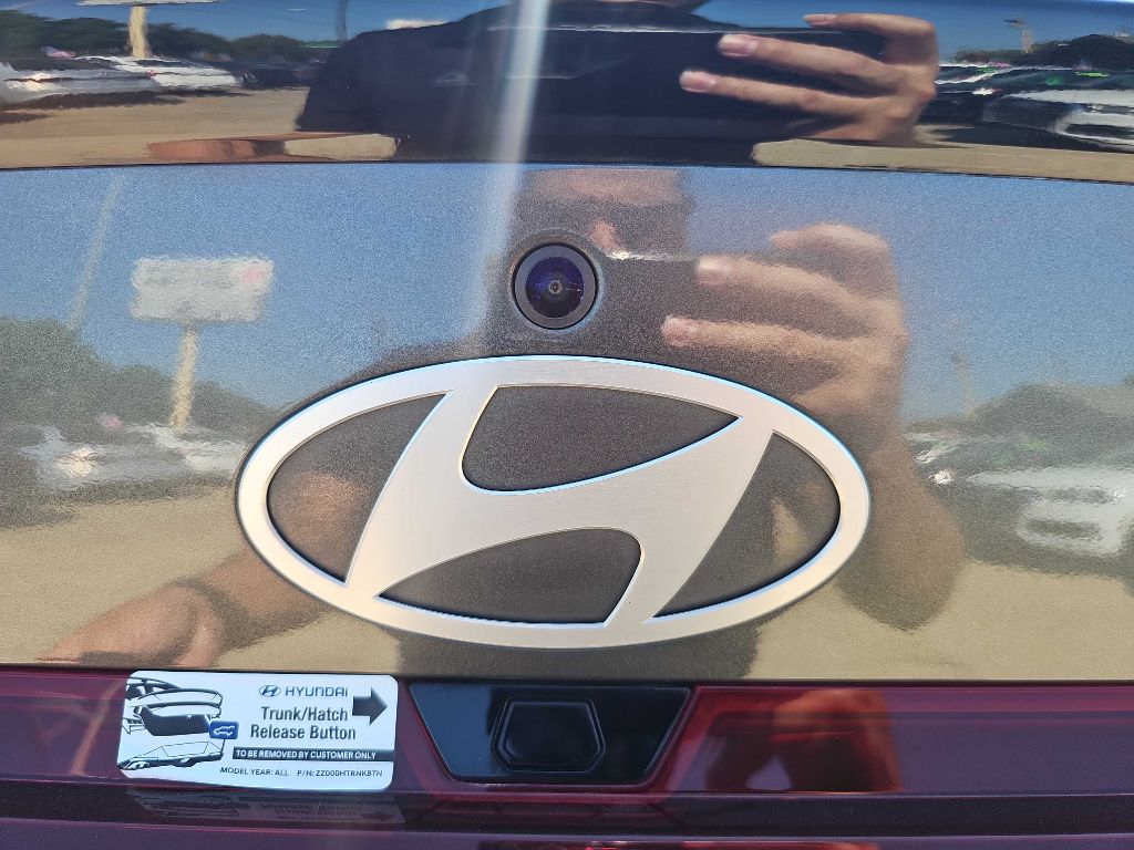 Photo 29 of this HYUNDAI ELANTRA