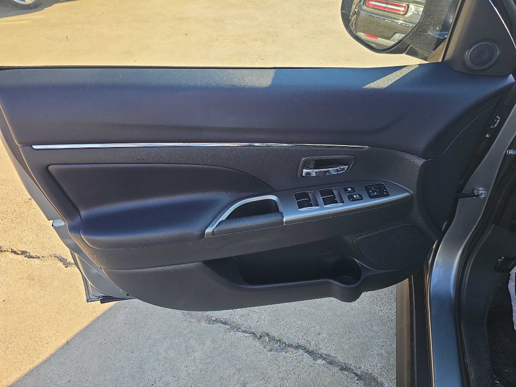Photo 12 of this MITSUBISHI OUTLANDER SPORT