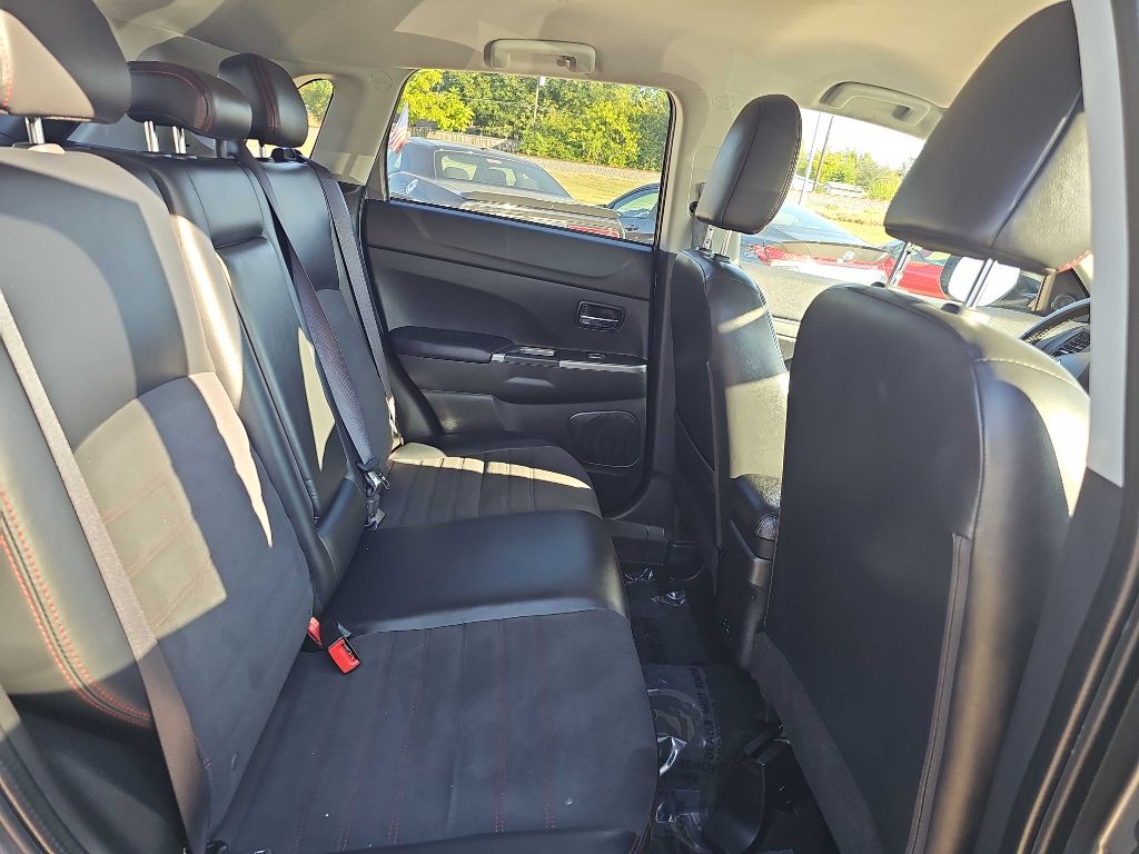 Photo 17 of this MITSUBISHI OUTLANDER SPORT