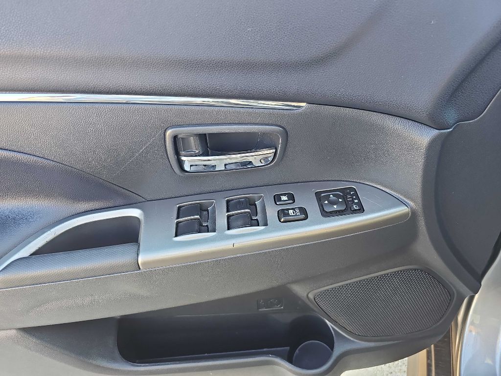 Photo 20 of this MITSUBISHI OUTLANDER SPORT