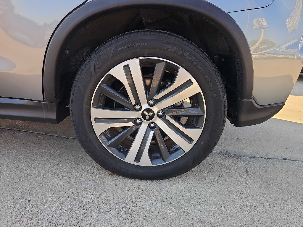 Photo 11 of this MITSUBISHI OUTLANDER SPORT
