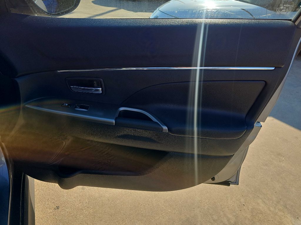 Photo 18 of this MITSUBISHI OUTLANDER SPORT