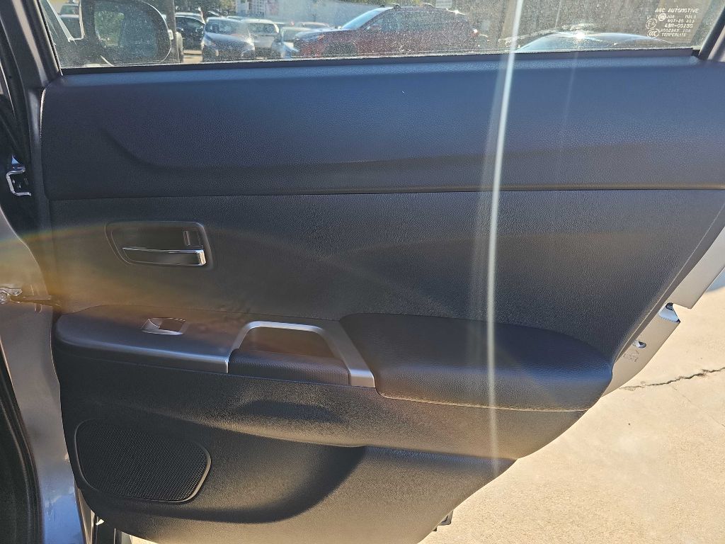 Photo 16 of this MITSUBISHI OUTLANDER SPORT