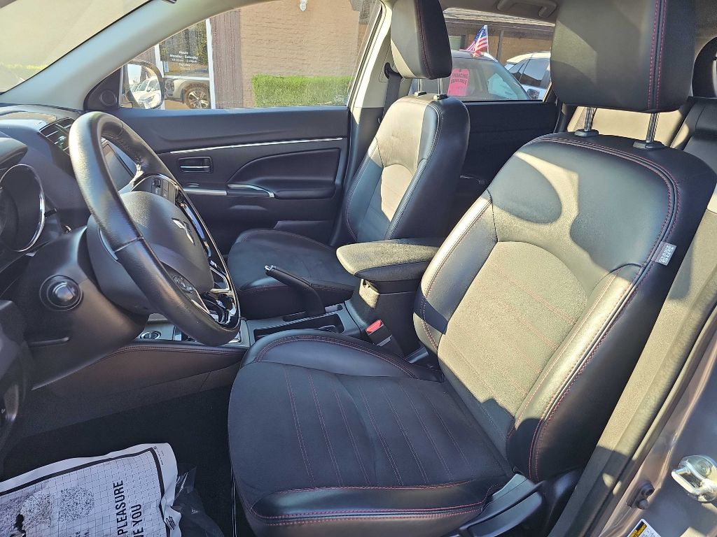 Photo 13 of this MITSUBISHI OUTLANDER SPORT