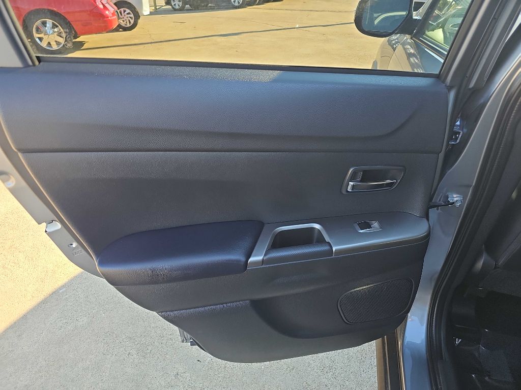 Photo 14 of this MITSUBISHI OUTLANDER SPORT