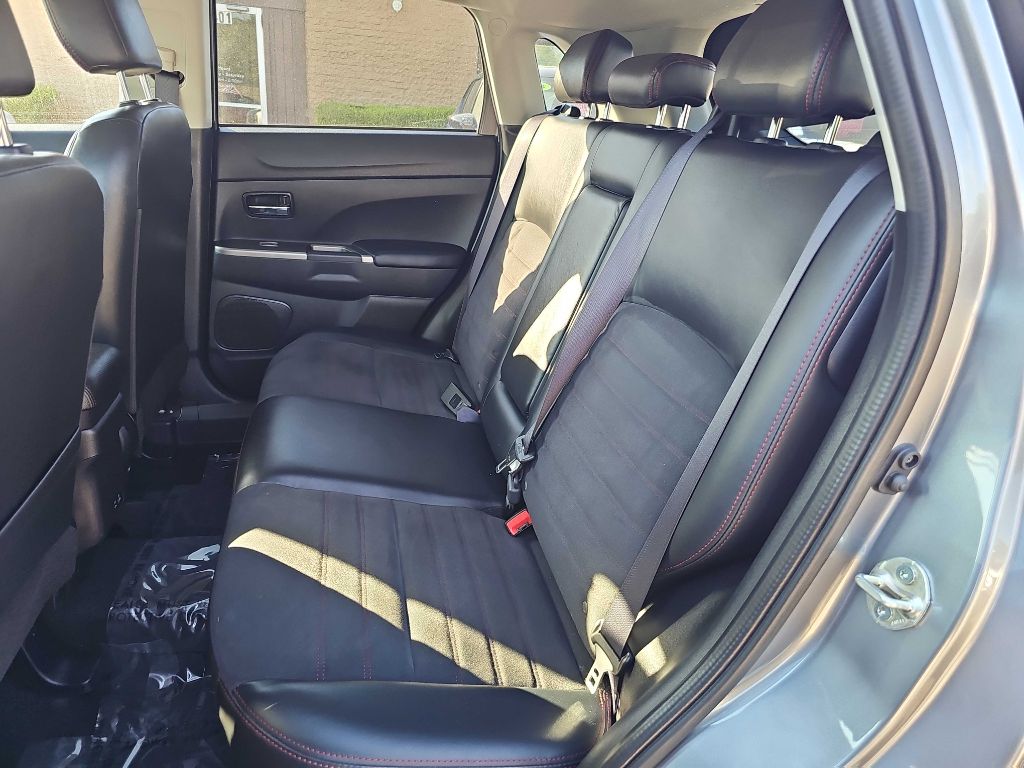 Photo 15 of this MITSUBISHI OUTLANDER SPORT
