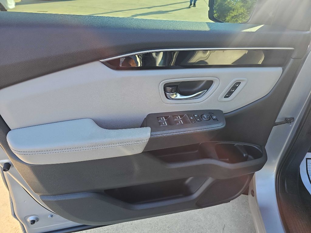 Photo 12 of this HONDA PILOT
