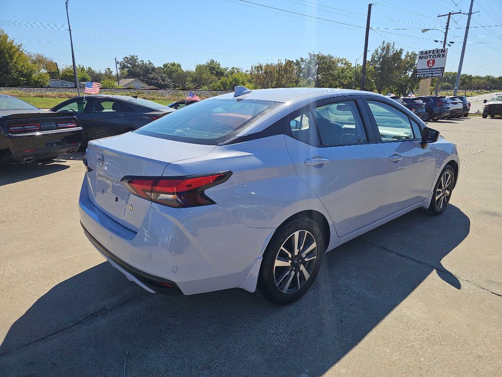 Photo 2 of this NISSAN VERSA
