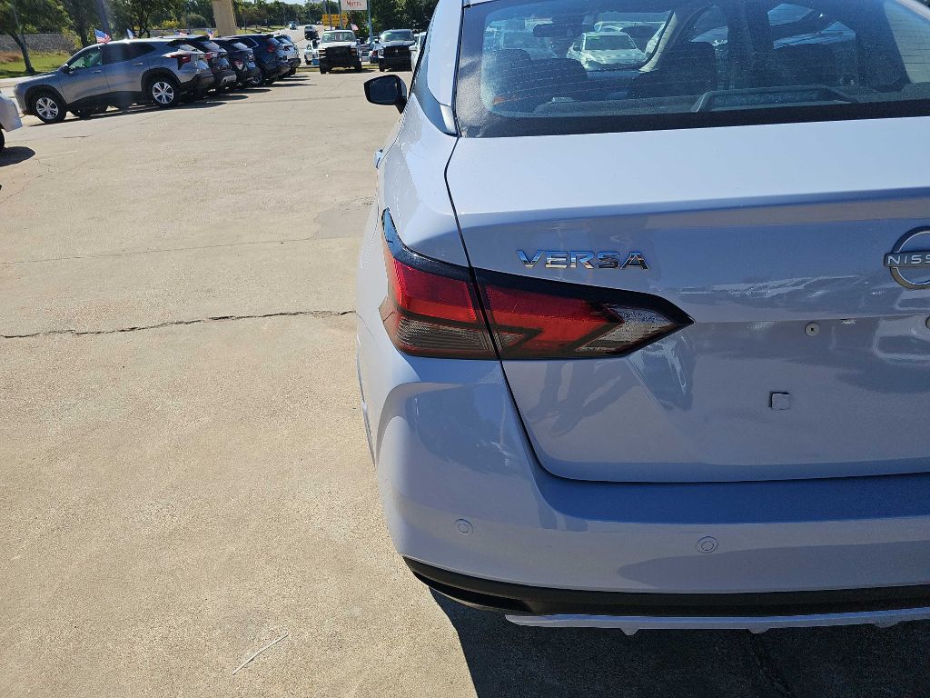 Photo 10 of this NISSAN VERSA